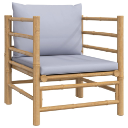 Sofa ogrodowa z jasnoszarymi poduszkami, bambusowa