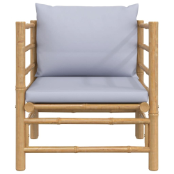 Sofa ogrodowa z jasnoszarymi poduszkami, bambusowa