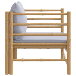 Sofa ogrodowa z jasnoszarymi poduszkami, bambusowa