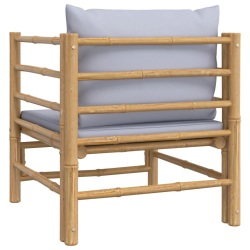 Sofa ogrodowa z jasnoszarymi poduszkami, bambusowa