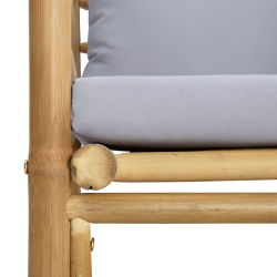 Sofa ogrodowa z jasnoszarymi poduszkami, bambusowa