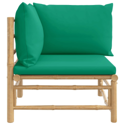 Narożna sofa ogrodowa z zielonymi poduszkami, bambusowa