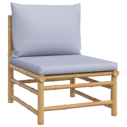Środkowa sofa ogrodowa z jasnoszarymi poduszkami, bambusowa