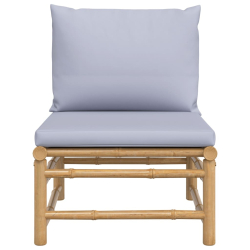 Środkowa sofa ogrodowa z jasnoszarymi poduszkami, bambusowa