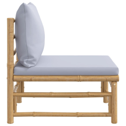 Środkowa sofa ogrodowa z jasnoszarymi poduszkami, bambusowa