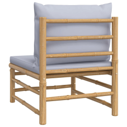 Środkowa sofa ogrodowa z jasnoszarymi poduszkami, bambusowa