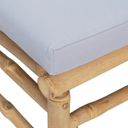 Środkowa sofa ogrodowa z jasnoszarymi poduszkami, bambusowa