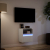 Ścienna szafka TV z LED, biała, 41x31x45 cm
