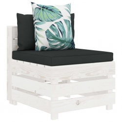 Ogrodowa sofa z palet z poduszkami w kwiaty, drewniana