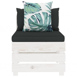 Ogrodowa sofa z palet z poduszkami w kwiaty, drewniana