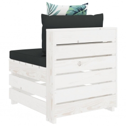 Ogrodowa sofa z palet z poduszkami w kwiaty, drewniana