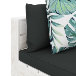 Ogrodowa sofa z palet z poduszkami w kwiaty, drewniana