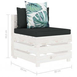 Ogrodowa sofa z palet z poduszkami w kwiaty, drewniana