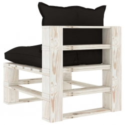 Ogrodowe siedzisko z palet, z czarnymi poduszkami, drewniane
