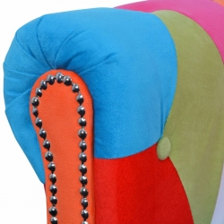 Dwuosobowa, materiałowa sofa Chesterfield