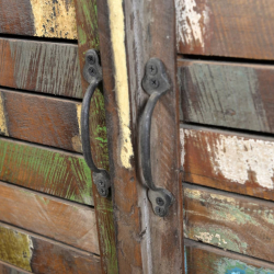 Regał z drewna odzyskanego, 3 półki i 2 drzwi, wielokolorowy
