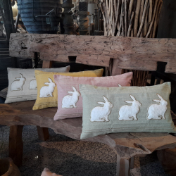 Poduszka dekoracyjna Zajączki 48x28cm Różowa