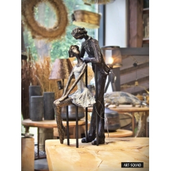 Rzeźba kobieta na krześle