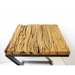 Stolik z drewna tekowego na metalowej podstawie
