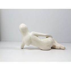 Figurka ceramiczna leżąca kobieta