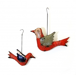 Ptak na łańcuszku dekoracja metalowa z recyklingu