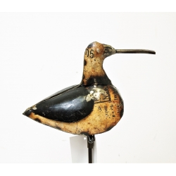 Ptak metalowy z recyclingu na drewnianej podstawie