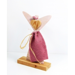 Anioł drewniany w sukience różowy 38 cm